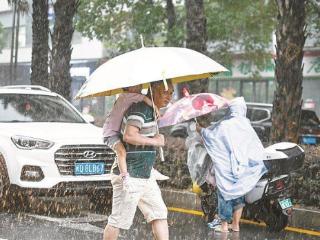 高考三天厦门雨水全程“陪考” 送考请留足时间