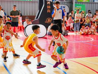 谁是最萌“灌篮高手”？“奔跑吧·少年”2026年郑州市幼儿篮球联赛开赛