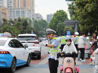 高考护航暖心在线 淮南交警坚守考点一线保障通行畅通