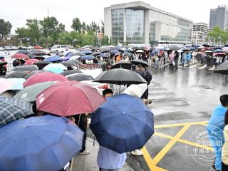 吉镜头｜高考首日！长春细雨绵绵 殷殷期许送考生