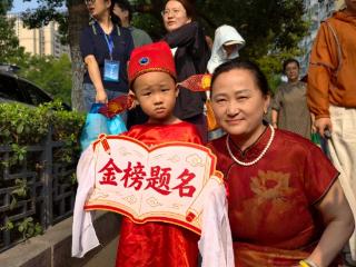 大考2026|三岁半萌娃考点外唱《女驸马》 预祝表哥“中状元”