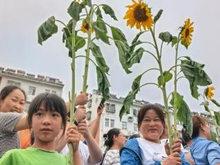 大考2026|妹妹高举向日葵迎接姐姐出考点