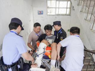 四人合力抬轮椅 护送骨折考生往返考场