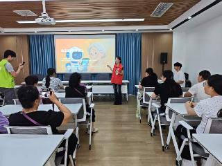 【全国科技工作者日】科技赋能银发生活！泰山区华郡社区开展AI智慧助老科普体验集市