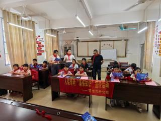 中国人保寿险贺州市分公司开展消保知识进校园活动