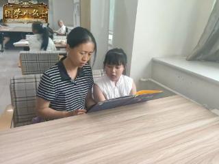 书香岳程丨菏泽鲁西新区岳程街道开展“国学小名士”亲子同读经典活动