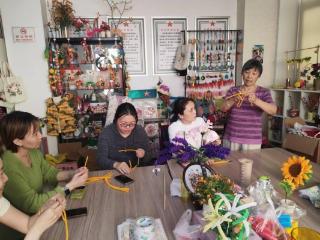 济宁市任城区金城街道后刘社区：巧手折葵寄祝愿 暖心慰问考生家庭