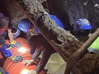 “静音抢修” 护航高考 即水水务人凌晨修复爆裂管道