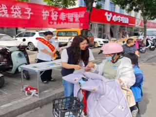 中国人寿新泰支公司开展防范非法金融活动宣传月线下宣传活动
