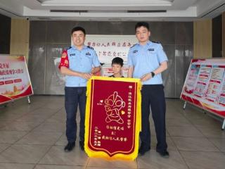 小学生被证清白，送“奥特曼”锦旗致谢民警：你相信光吗？不，我相信人民警察