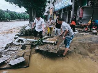 蹚水送物资 爱心企业驰援遵义受涝村镇