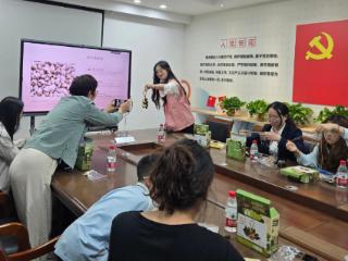 菁汇社区：巧手制清铃，匠心慰芳华