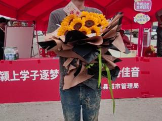 “你满身泥泞的样子，就是父爱最好的模样”