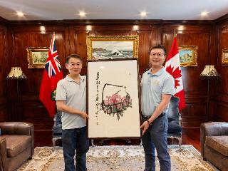 翟优会长作品赠予加拿大江苏国际商会