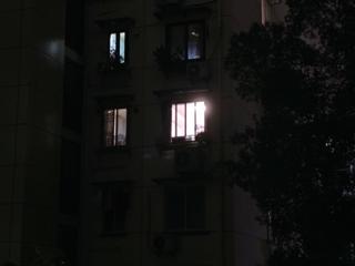 对面小高层有户人家一开灯 亮得让我有点惊慌