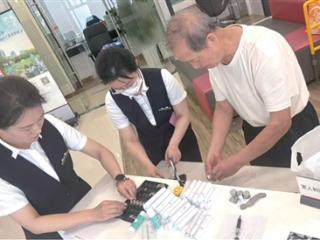 10岁小孙子幼儿园开始攒 爷爷带一大包硬币去银行存钱