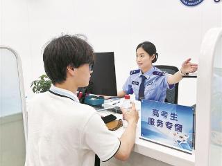 厦门出入境开启今年首场暑期夜间办证专场