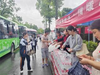 贵州江口：细雨护考暖人心 志愿服务伴追梦