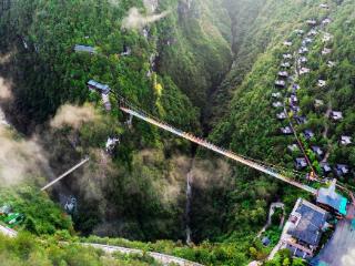 穿越2.5亿年喀斯特峡谷 全国考生即日起免票畅游地心谷