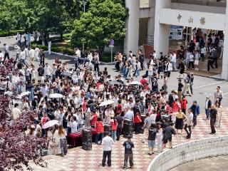 夏日送清甜，温情满校园！ 金肯职业技术学院为 5000 余名在校生发放夏日水果