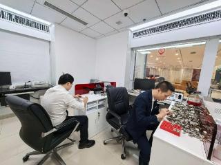 工行凯里榕江支行：暖心清点硬币 解客户燃眉之急