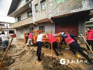 人保财险红花岗支公司助力金鼎山镇灾后清淤工作