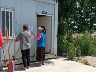 济宁市任城区南张街道刘后村：网格员田间地头忙值守 筑牢麦收秸秆禁烧“防火墙”