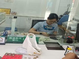 农业银行万年县支行：耐心清点残破零钞，用细心守护客户“烟火钱”