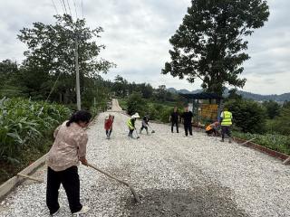 普定县马场镇波那村：修缮破损道路，方便群众出行