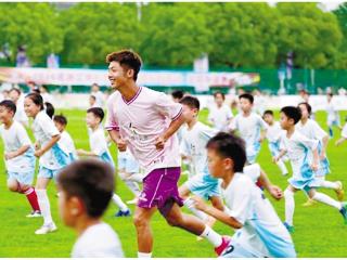 以陪伴守护热爱！百名小将与足球前辈同场快乐踢球