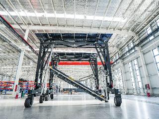 郑卢“空中丝路”落户国内的首个项目投产，首批光伏机器人下线