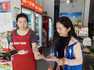济宁市任城区南张街道西刘社区开展“排查商铺消防隐患 筑牢辖区安全防线”宣传活动