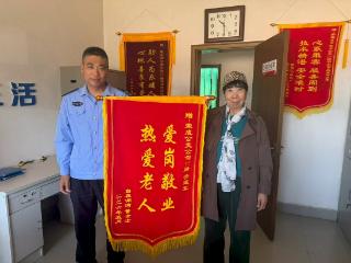 他乡遇温情，两面锦旗致谢暖心公交人
