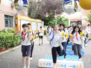 向日葵见证成长接力 神龙小学六年级毕业生惜别校园