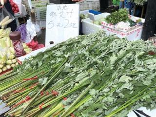 10元一束荷花莲蓬，5元两把艾草菖蒲 大马弄“端午时髦单品”被举高高