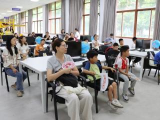 智慧交通 童行未来 南京交通职业技术学院开展亲子探访之旅活动