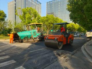 整治老旧沟槽路面 提升道路通行品质