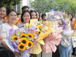 合肥中考考点外家长“花式”应援：手捧向日葵盼“一举夺魁”