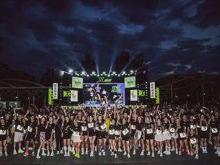 特步“发光计划”全国夜跑系列暨"越夜越发光"活动首站落地北京奥森