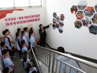 山东荣成凤凰中学沉浸多民族社区 共上一堂“团结”实践课