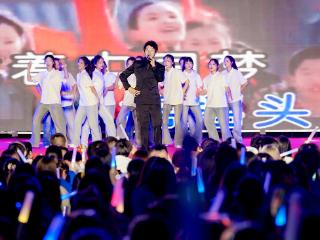 歌手聂琳峰献歌2026安徽新华学院毕业典礼