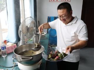 济宁市泗水县金庄镇辛庄村开展“端午安康 巧手包粽” 主题活动