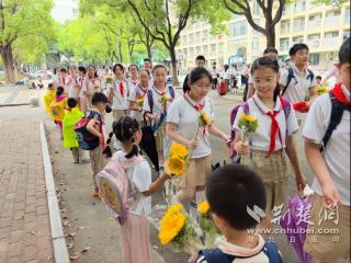 稚手赠花传暖意 红升幼儿园幼小衔接活动走进神龙小学
