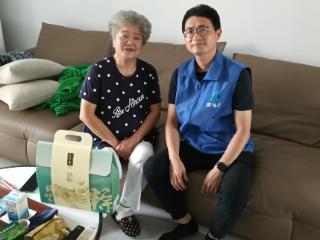 星辰南社区走访慰问老党员和空巢老人