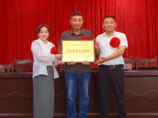 女孩落水仅头部露出 池州仨职工合力救援获评“见义勇为先进集体”