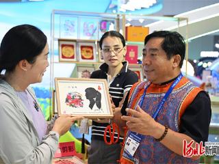 聚焦2026年廊坊经洽会·现场｜非遗不“老” 剪纸很“潮”