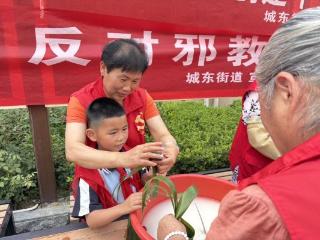 淄博市博山区中心路小学：粽叶飘香迎端午 童心敬老传温情