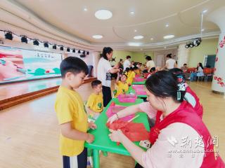 珞珈文景幼儿园联动社区 大手牵小手共制艾草锤