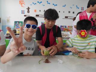 制香囊、包粽子！新乡职业技术学院记者团赴福利中心开启温情端午陪伴之旅