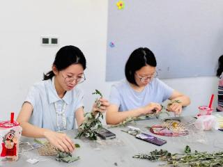 济宁市任城区李营街道任和社区开展“浓情端午・‘艾’在任和”艾草挂件 DIY 活动